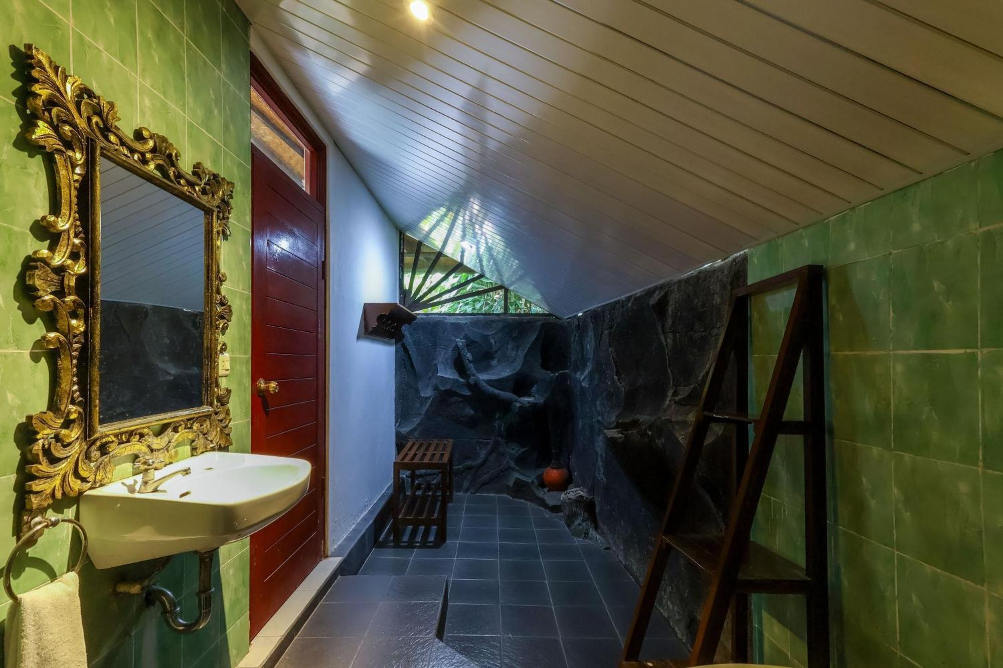 Taman Lituhayu Villa *